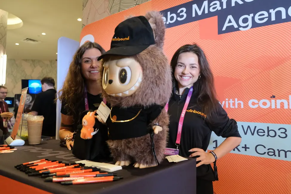 آلیسا میکود، مدیر مشتریان در کوینباند (سمت چپ)، لابوبوی خود را به کنفرانس آورده است. تصویر: دکریپت/آندره بگانسکی