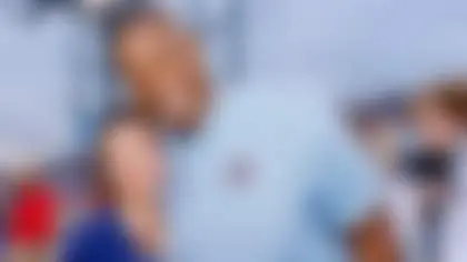 روجاس با افسانه چارجرز و تایت‌اند تالار مشاهیر آنتونیو گیتس در کانتون، اوهایو ژست می‌گیرد. روجاس از تابستان ۲۰۰۱ با این تیم است. (عکس از جنیفر روجاس)