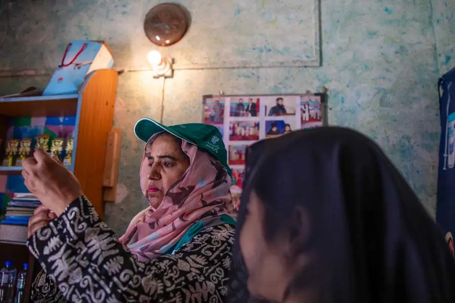 رهنا خان عباسی واکسن HPV را به دختران در یک مدرسه در بهارا کاهو، اسلام‌آباد، پاکستان، در تاریخ ۲۷ سپتامبر ۲۰۲۵ تزریق می‌کند.