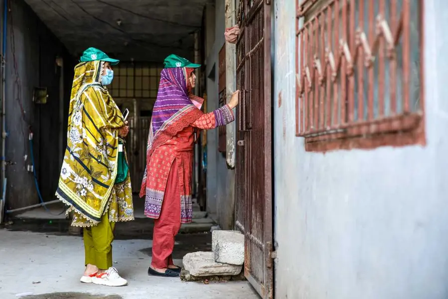 کارکنان کمپین HPV به‌صورت در‑در خانه به‌سوی والدین درباره واکسن HPV رفته‌اند؛ در تاریخ ۲۷ سپتامبر ۲۰۲۵ در بهارا کاهو، اسلام‌آباد، پاکستان. آن‌ها با مقاومت زیادی روبرو شدند. بیتسی جولز برای NPR.