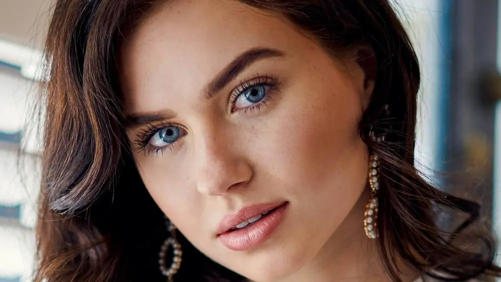 زنی میبیند آیا او پیرو است یا آزادفکر است.