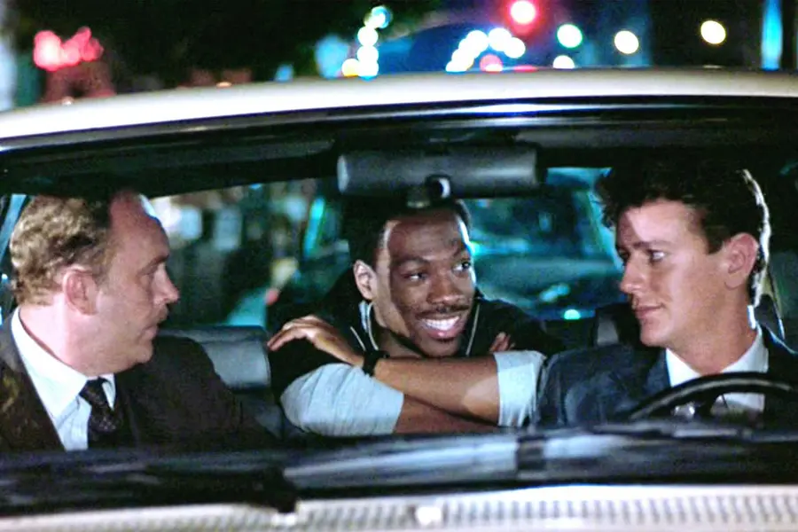 جان آستون به‌عنوان کارآگاه سرگروه جان تاگار، ادی مورفی به‌عنوان کارآگاه ایکسل فولی، و جج رین‌هولد به‌عنوان کارآگاه ویلیام «بیلی» رُز‌وود در Beverly Hills Cop