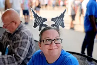 کریستی ویلیامز در میز ثبتنام رایگیری مردم را خوشآمد میگوید، جایی که اعضای اتحادیهٔ بینالمللی مکانیککاران و کارگران هوافضا راینامه خود را در ماریلند هیتس، ایالت میزوری، در 12 سپتامبر 2025 دریافت کردند تا درباره توافقنامه موقت مذاکرهشدهای که میخواهد اعتصابشان علیه عملیات منطقهای بوئینگ دفاعی سنتلوئیس را پایان دهد، رأی دهند. (دیوید کارسون/است. لوئیس پست-دیسپچ از طریق ای پی، فایل)