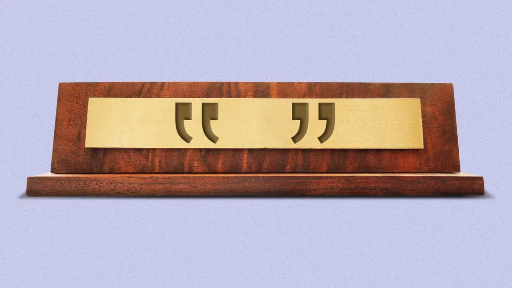 تصویر یک پلاک نام با علامت‌های نقل قول به جای نام