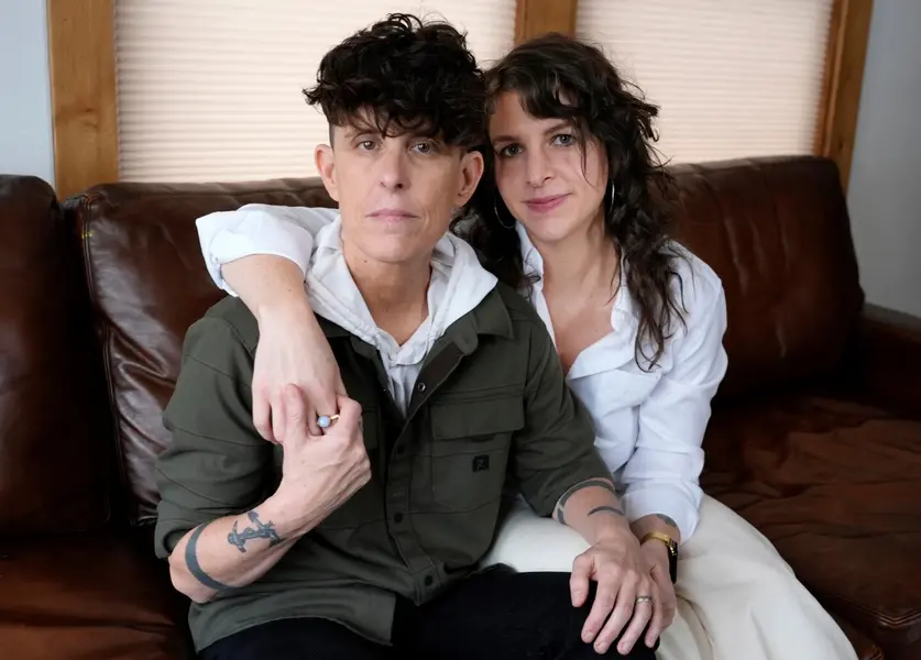 آندریا گیبسون، سمت چپ، و میگان فالی، سوژههای فیلم "در نور خوب میآیید ببینید"، در طول جشنواره فیلم ساندنس در پارک سیتی، یوتا در تاریخ ۲۵ ژانویه ۲۰۲۵، برای یک پرتره ایستادهاند. (عکس AP/کریس پیزللو، فایل)