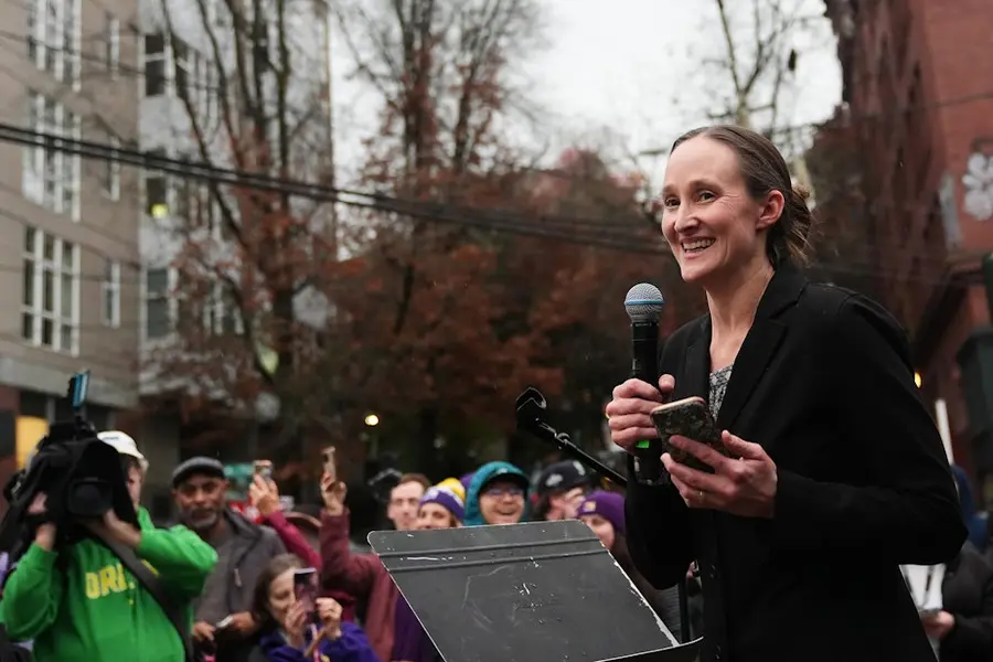 توضیح: کتی ویلسون، شهردار منتخب سئول، با کارمندان و حامیان استارباکس صحبت میکند، در حالی که آنها برای اعتصاب در جلوی قهوهخانه رزرو رستری سابق که اوایل سال بسته شد، جمع میشوند، پنجشنبه، ۱۳ نوامبر ۲۰۲۵، در سئول.