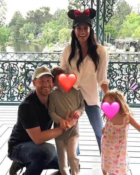 پرنس هری و مگان مارکل با فرزندانشان در فضای باز لبخند می‌زنند؛ در ارتباط با هشداری که پرنس فیلیپ قبل از ازدواج به هری داده بود.