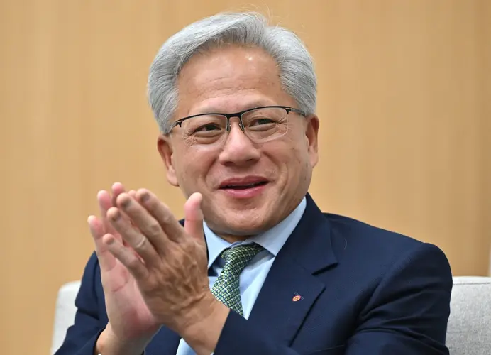 جنسن هوانگ، بنیان‌گذار و مدیرعامل انویدیا، در حال گفتگو با لی جائه-میونگ، رئیس‌جمهور کره جنوبی، در حاشیه اجلاس همکاری اقتصادی آسیا-اقیانوسیه (APEC) در شهر گیونگجو، کره جنوبی، ۳۱ اکتبر ۲۰۲۵.