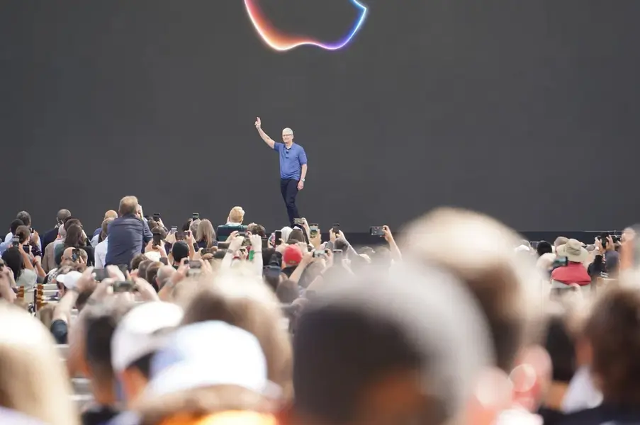 عکس تیم کوک در WWDC ۲۴