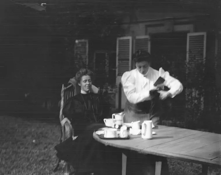 دو زن با چای.