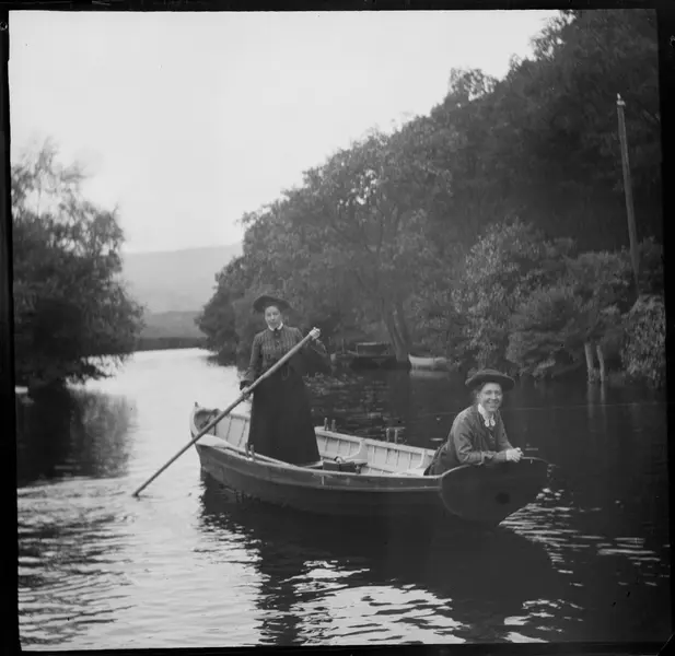 دو زن بر روی آب در یک قایق پارویی.