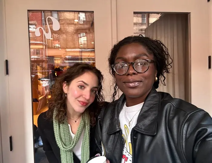 نویسندگان در جلوی میدو لین ایستادهاند