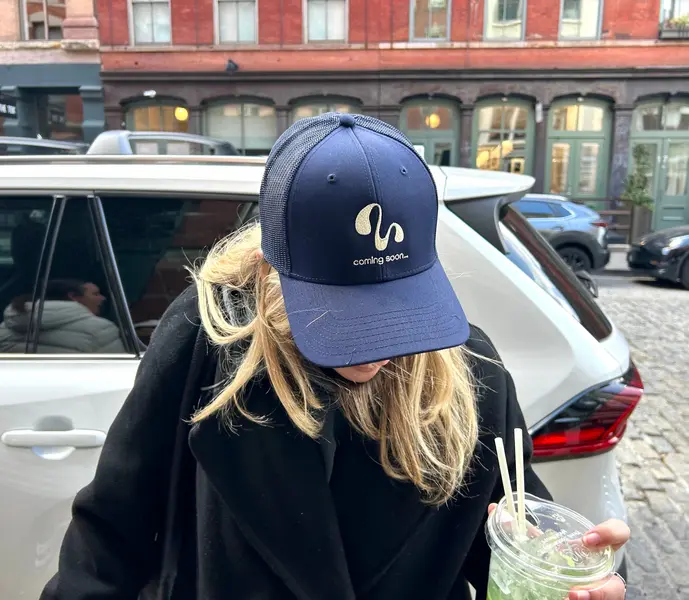 زنی که کلاه میدو لین به سر دارد