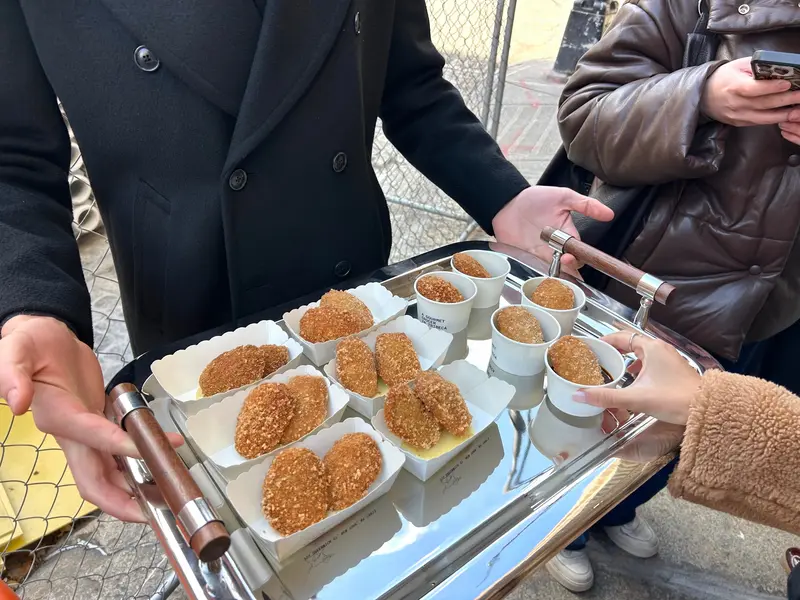 ناگتهای مرغ بر روی سینی