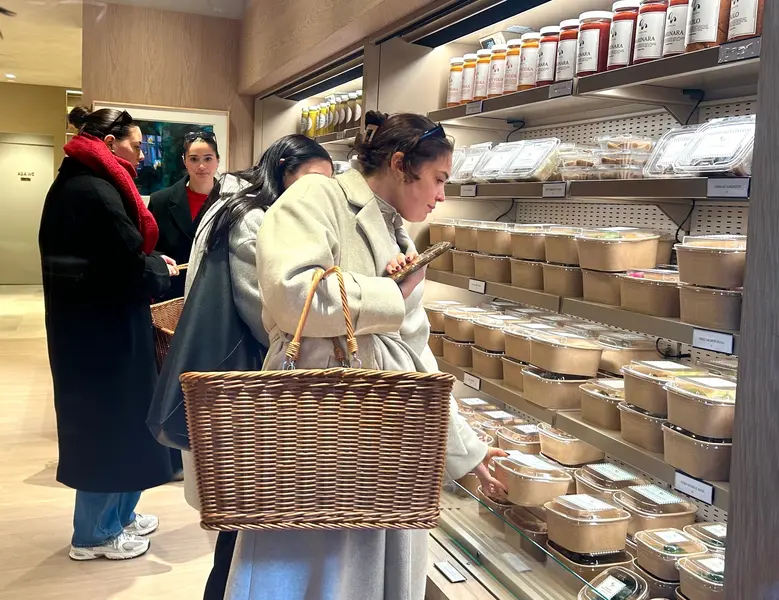 زنی که در میدو لین خرید میکند