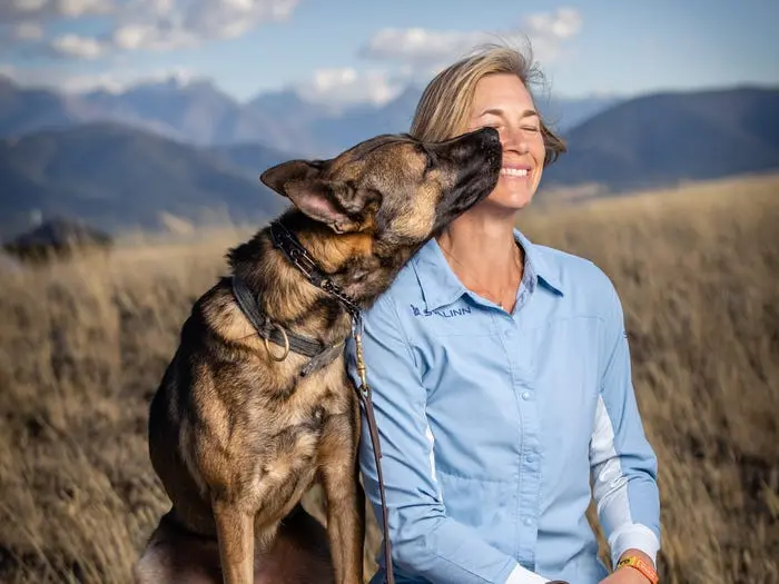 کیم گرین با سگ