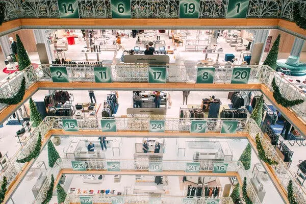 در فروشگاه بزرگ ساماریطان پاریس که برای تعطیلات تزئین شده است، علائم سبز بزرگ با اعداد یک تقویم Advent عظیم را بر روی پلهٔ بزرگ چند مرحله‌ای شکل می‌دهند