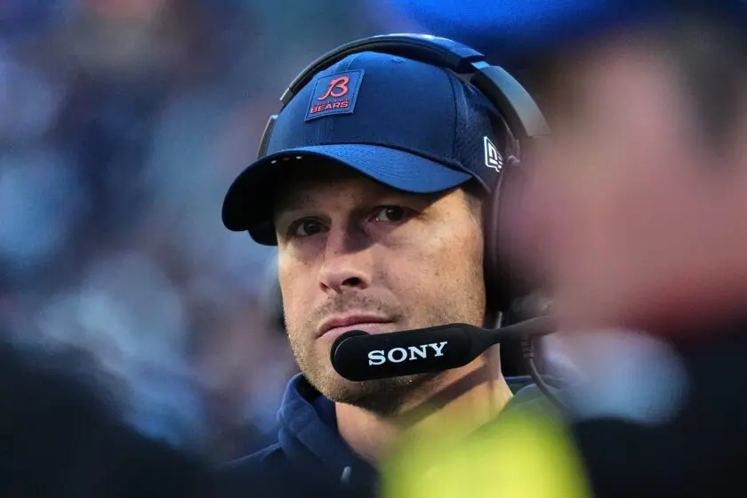 سرمربی چیکاگو برز بن جانسون پس از مسابقهٔ مقابل پیتزبورگ استیلرز در روز یکشنبهٔ ۲۳ نوامبر ۲۰۲۵ در سالدجر فیلد از میدانی قدم می‌گذارد. 