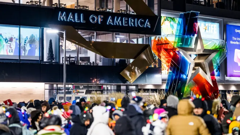 جمعیت‌ها در جلوی مال آمریکا در جمعه‌سیاه