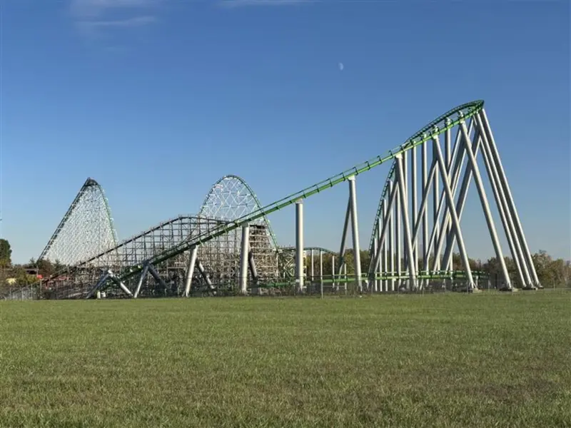 این حادثه در تاریخ ۱۱ اکتبر در شهربازی «وُرلدز آو فان» در کانزاس سیتی رخ داد، زمانی که کریس و کسی اوینز سوار ترن هوایی مامبا شدند.