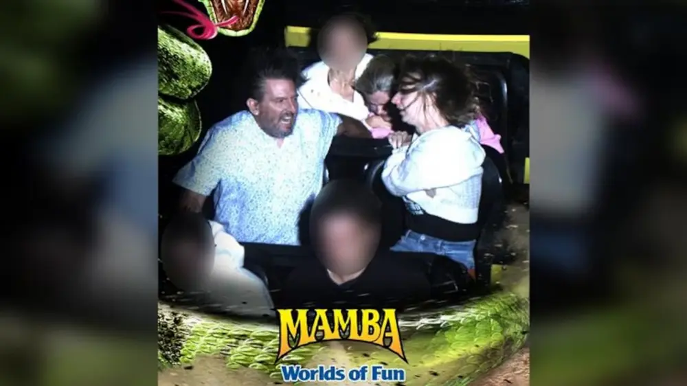 عکس دوربین دستگاه، دختربچه را در حال جیغ زدن از وحشت نشان می‌دهد، در حالی که خانواده اوینز او را در ترن پرسرعت نگه داشته‌اند.