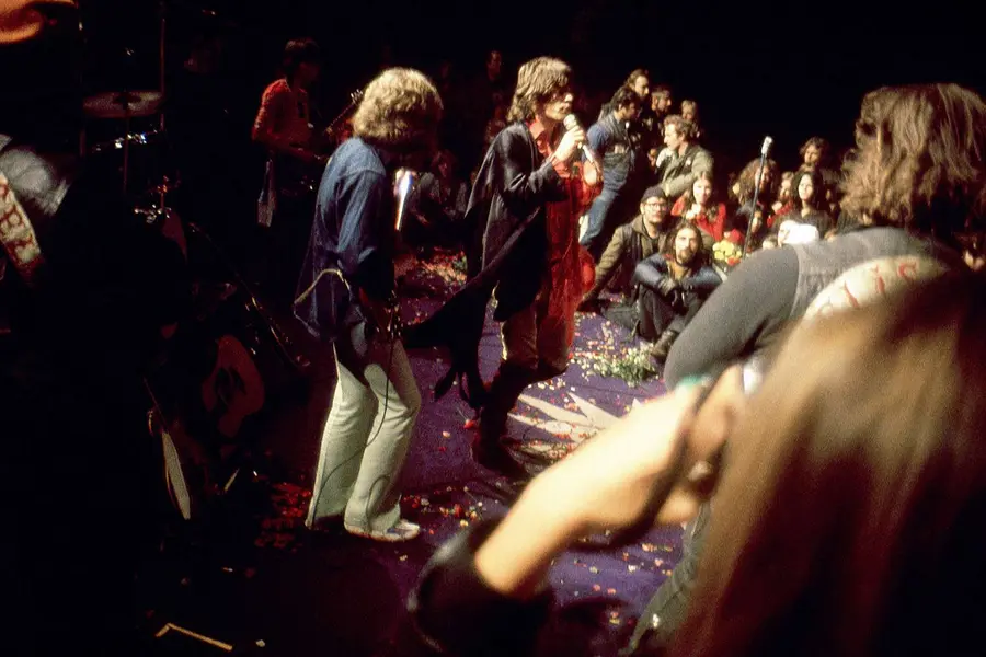 مایک تیلور، خواننده، ترانه‌سرای انگلیسی، بازیگر و تهیه‌کننده فیلم میک جگر و گیتاریست، خواننده و ترانه‌سرای انگلیسی کیت ریچاردز از گروه راک انگلیسی Rolling Stones، در حین اجرای «Hell’s Angels» که صحنه را محافظت می‌کنند، در جشنوارهٔ رایگان Altamont Speedway که یک کنسرت راک ضدفرهنگی بود و در شنبه، ۶ دسامبر ۱۹۶۹، در مزارع Altamont، تراسی، کالیفرنیا برگزار شد.