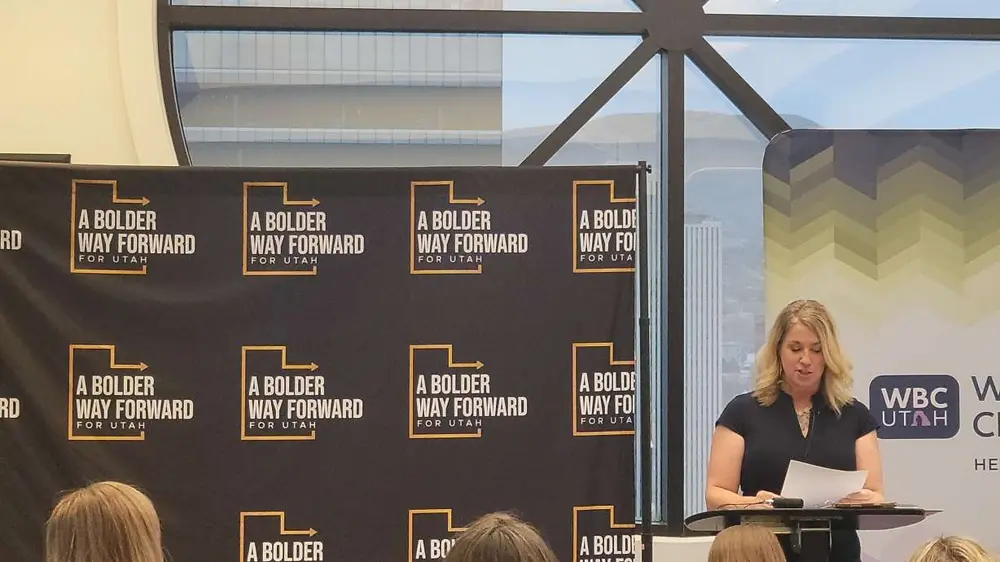 آنی ماری والاس، مدیر ایالتی مرکز کسب‌وکار زنان یوتا، در مراسم امضای اعلان تقویت کارآفرینی زنان در شهر سالت‌لیک در چهارشنبه از کسب‌وکارهای زنان حمایت می‌کند.