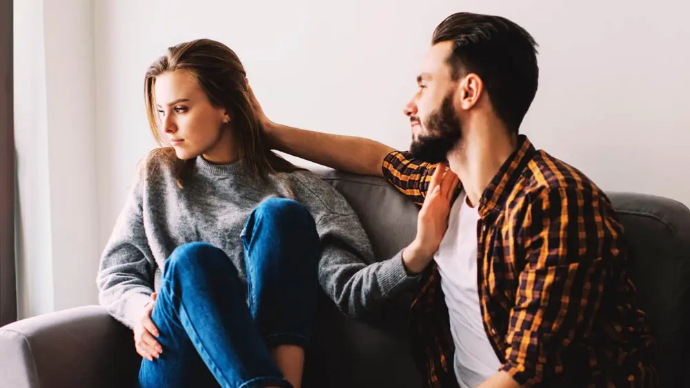 زن ناراضی که دوست‌پسرش را دفع می‌کند؛ نمایش دینامیک تعقیب و فرار و تحولی که همه چیز را تغییر می‌دهد.