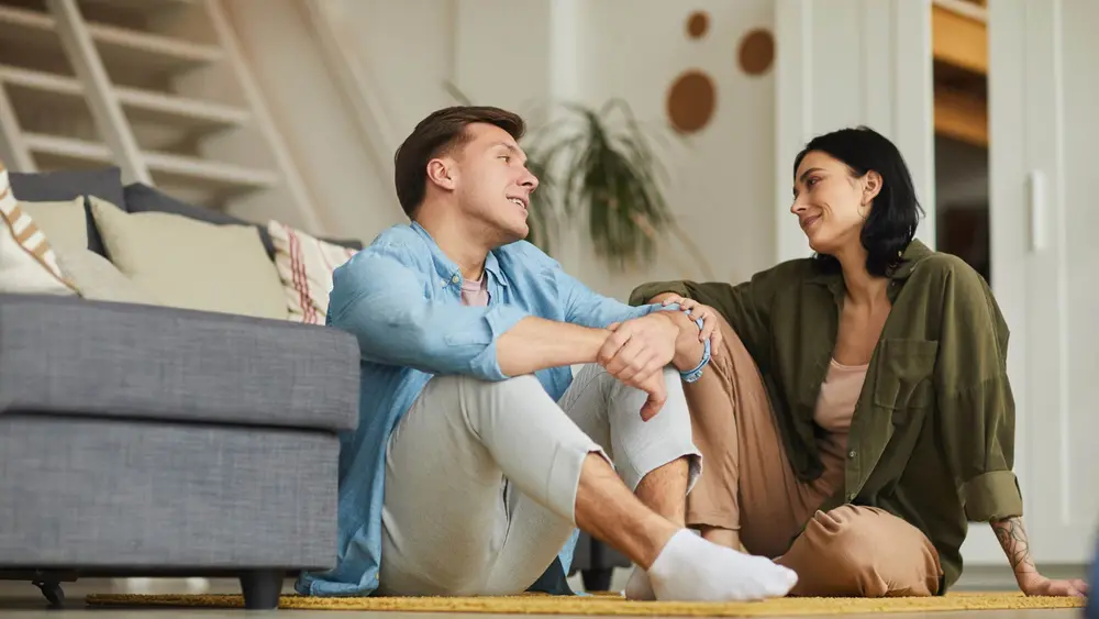 زنِی که همیشه در تعقیب است؛ سعی می‌کند نیازهای شریک را درک کند