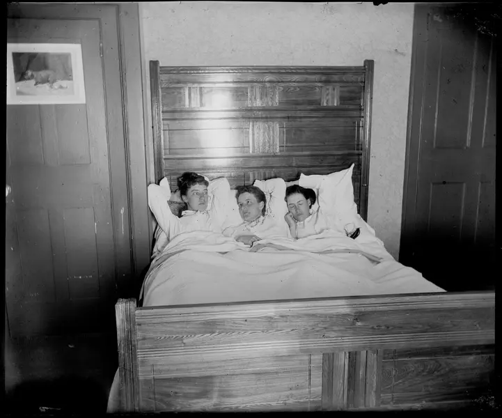 سه زن در یک تخت.