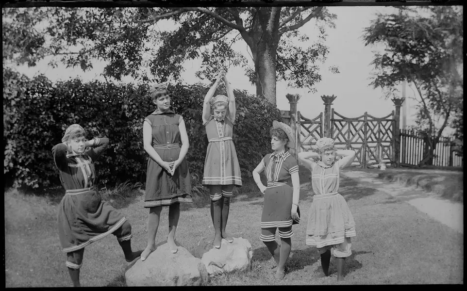 گروه‌ای از زنان دوره ویکتوریایی در لباس‌های شنا.