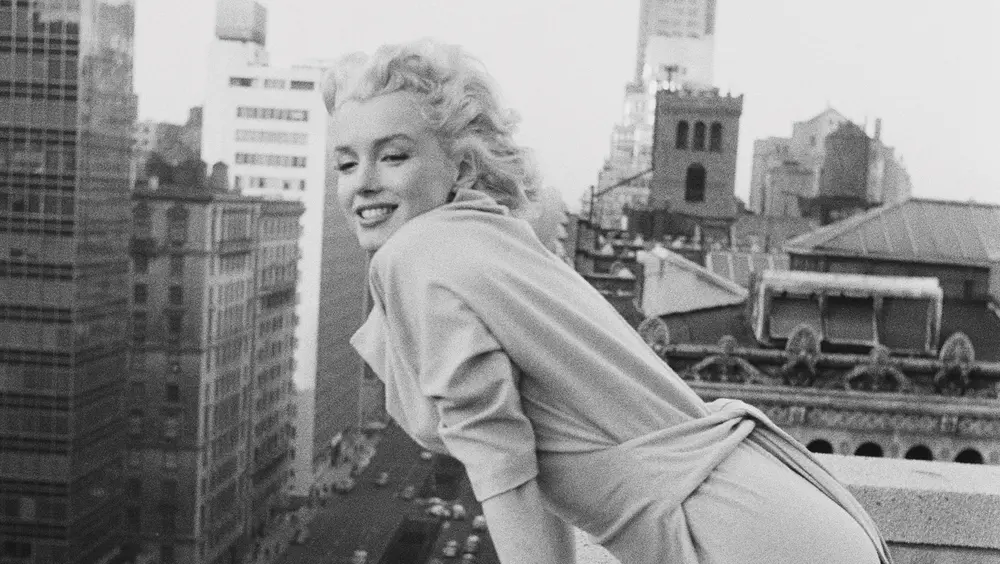 مارلین مونرو بر بالکن هتل امباسادور منهتن در سال ۱۹۵۵ خم می‌شود.