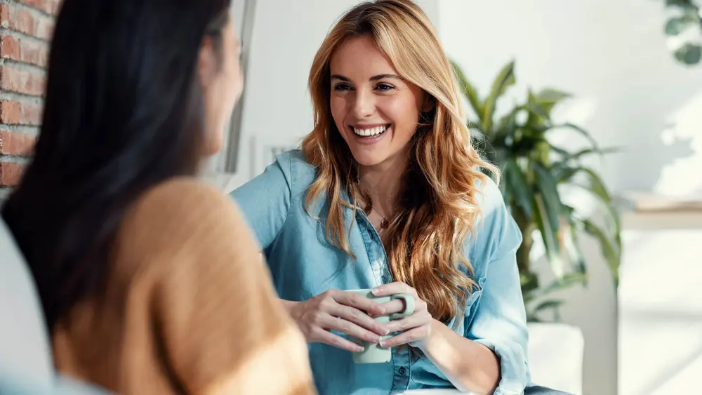 زنی که گفتگوهای رو در رو را ترجیح می‌دهد و با دوستش صحبت می‌کند