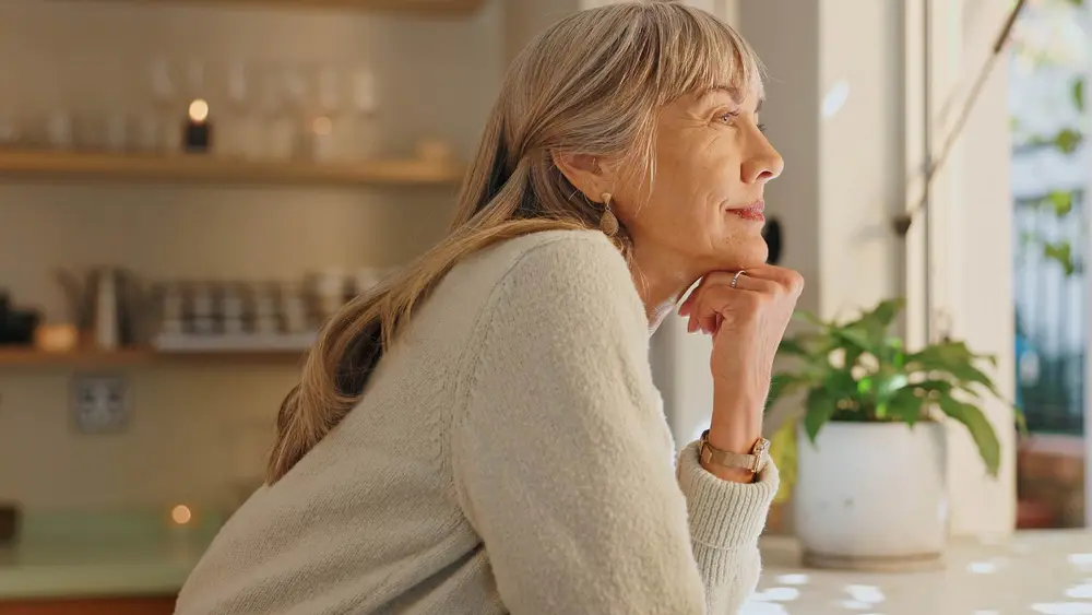 زن آرامی که در حال تعیین حد و مرز برای استفاده از تلفن همراه خود است