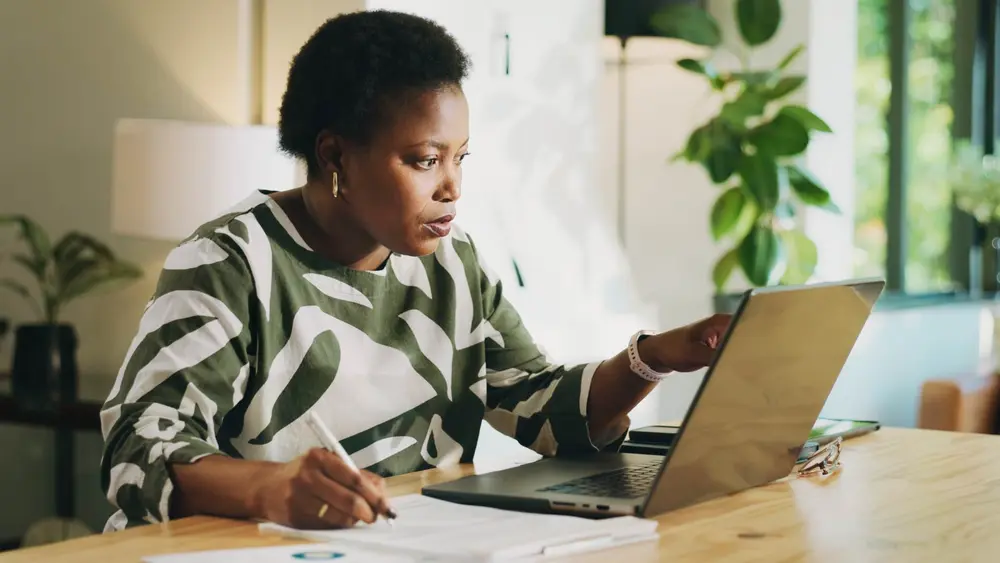 زنی که برای وقت خود ارزش قائل است و در خانه کار می‌کند