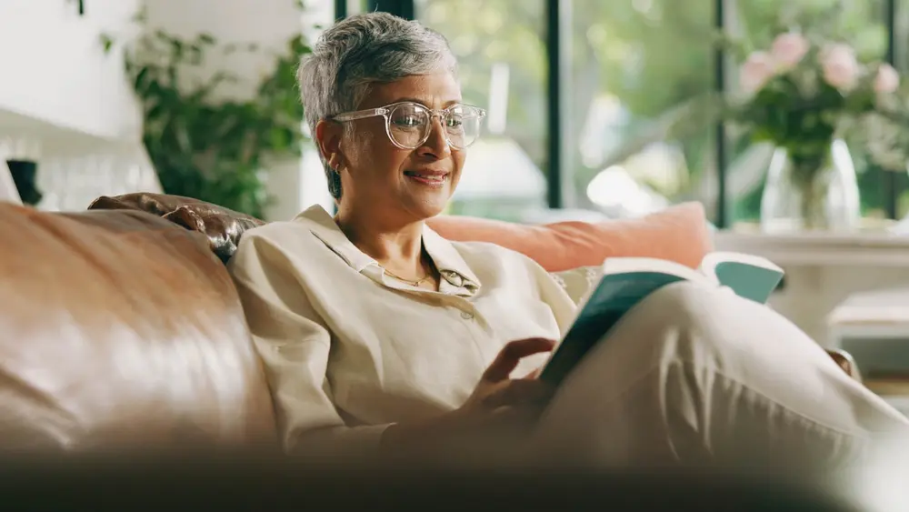 زن درون‌گرایی که در خانه کتاب می‌خواند