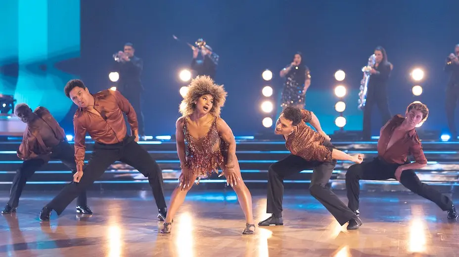 رقص با ستارهها - “شب تالار مشاهیر راک و رول” - آماده باشید تا به ریتم راک بزنید! زوجهای باقیمانده به آهنگهای کلاسیک که به اساطیر راک میپردازند، میرقصند. عضو تالار مشاهیر راک و رول، Flavor Flav، به جمع قضات میپیوندد تا شب را مملو از انرژی خالص راک کند — بله، بچهجان! سهشنبه، ۴ نوامبر (۸:۰۰ تا ۱۰:۰۲ ب.ظ به وقت EST) بر روی ABC. (دیزنی/کریستوفر ویلارد) JAXON WILLARD, BRANDON ARMSTRONG, JORDAN CHILES, EZRA SOSA, CARTER WILLIAMS