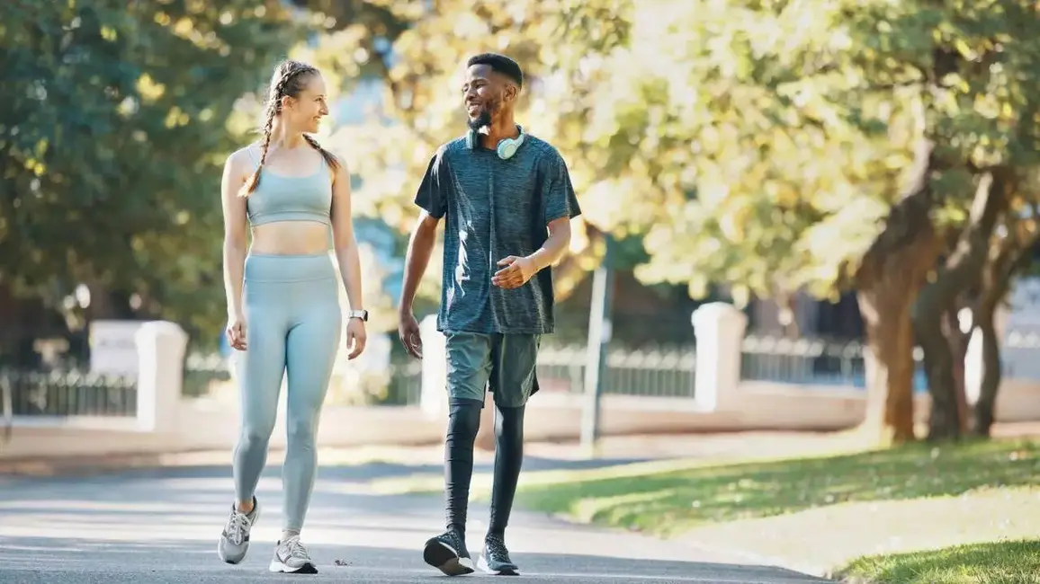 تصویری از پاهای فردی که در فضای باز قدم میزند