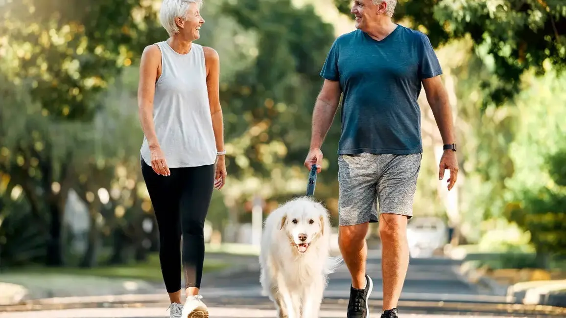 فردی در حال پیادهروی در طبیعت