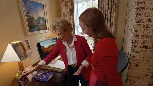 جان کارون پشت میز کارش.jpg