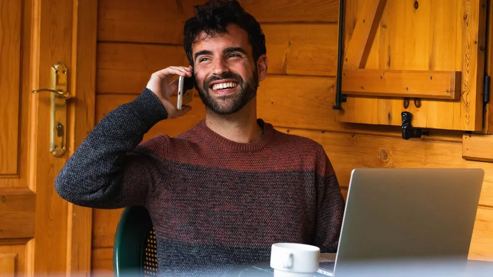 مردی که در تلفن میگوید به یادت بودم