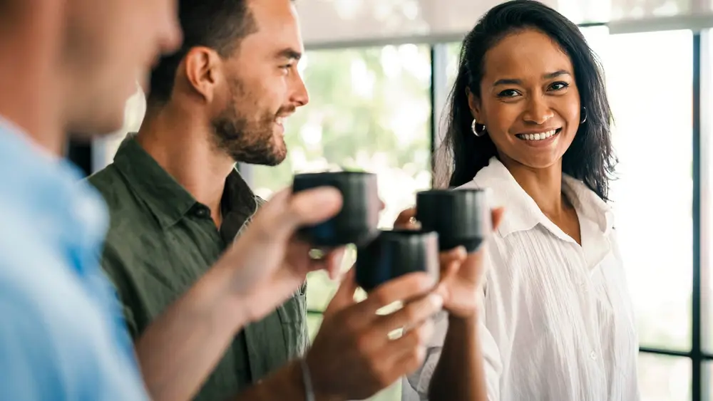 زن حرفهای که به همکارانش میگوید چطور میتونم کمک کنم