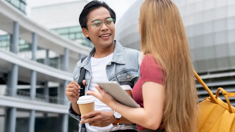 مردی که به همکارش میگوید ممنون که این رو به من اعتماد کردی