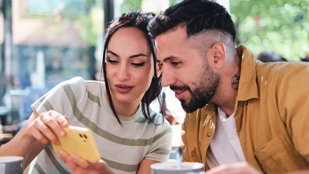 زوجی که حرف میزنند و مرد به همسرش میگوید برای تو مهمه پس برای من هم مهمه