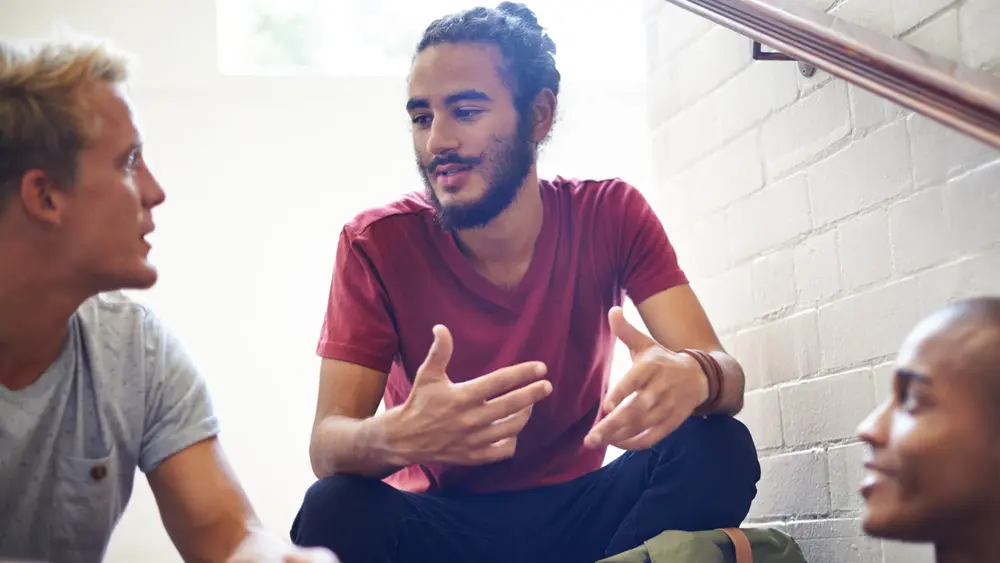 مرد آرام و مهربان که به دوستانش میگوید یه استراحت کن