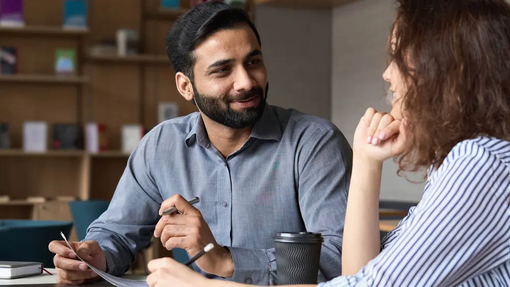 مرد مهربان که به همکارش میگوید مشکلی نداره نگران نباش