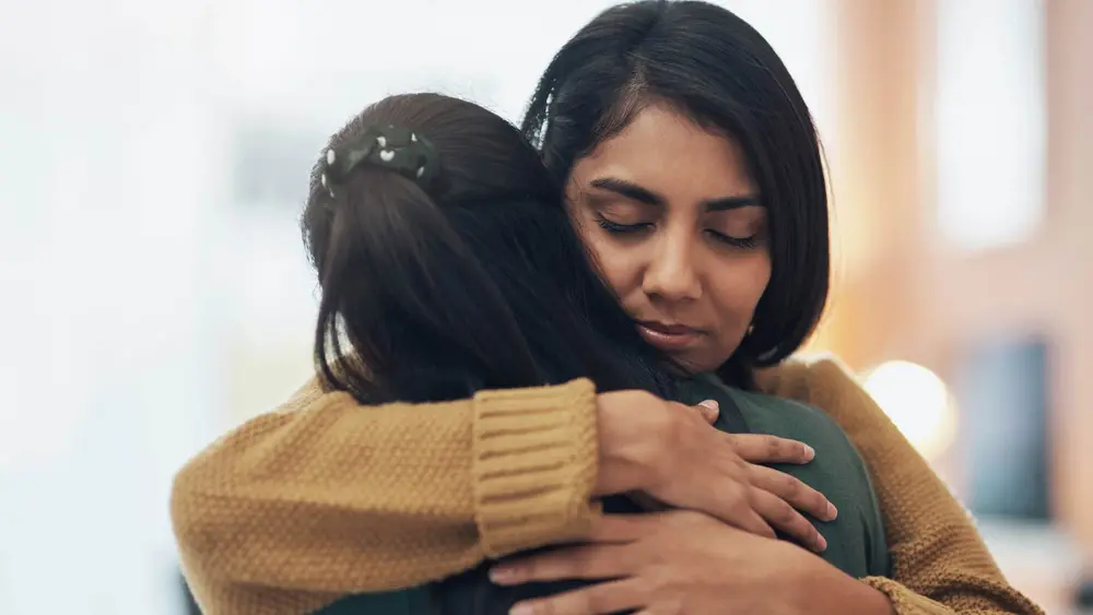 دوستان در حال در آغوش کشیدن، زن مهربان به او میگوید همیشه کنارت هستم