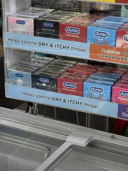 نمایش محصولات مختلف Durex در قفسهای فروشگاهی. تابلوهای بالای آن درباره تسکین گلودرد خشک و خارشدار صحبت میکنند؛ احتمالاً تبلیغات نادرست