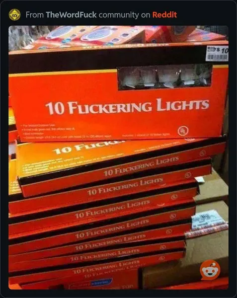 پشتهای از جعبههای لامپ با برچسب «۱۰ نور چشمکزن» که در کلمه «چشمکزن» اشتباه نوشتاری خندهداری دارد