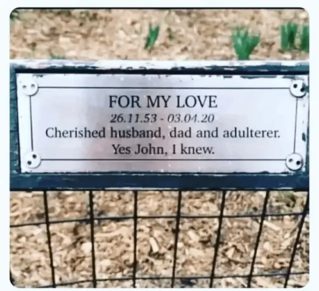 پلاک یادبود میگوید: «به عشق من ۲۶.۱۱.۵۳ - ۰۳.۰۴.۲۰ همسر عزیز، پدر و خیانتکار. بله جان، میدانستم».